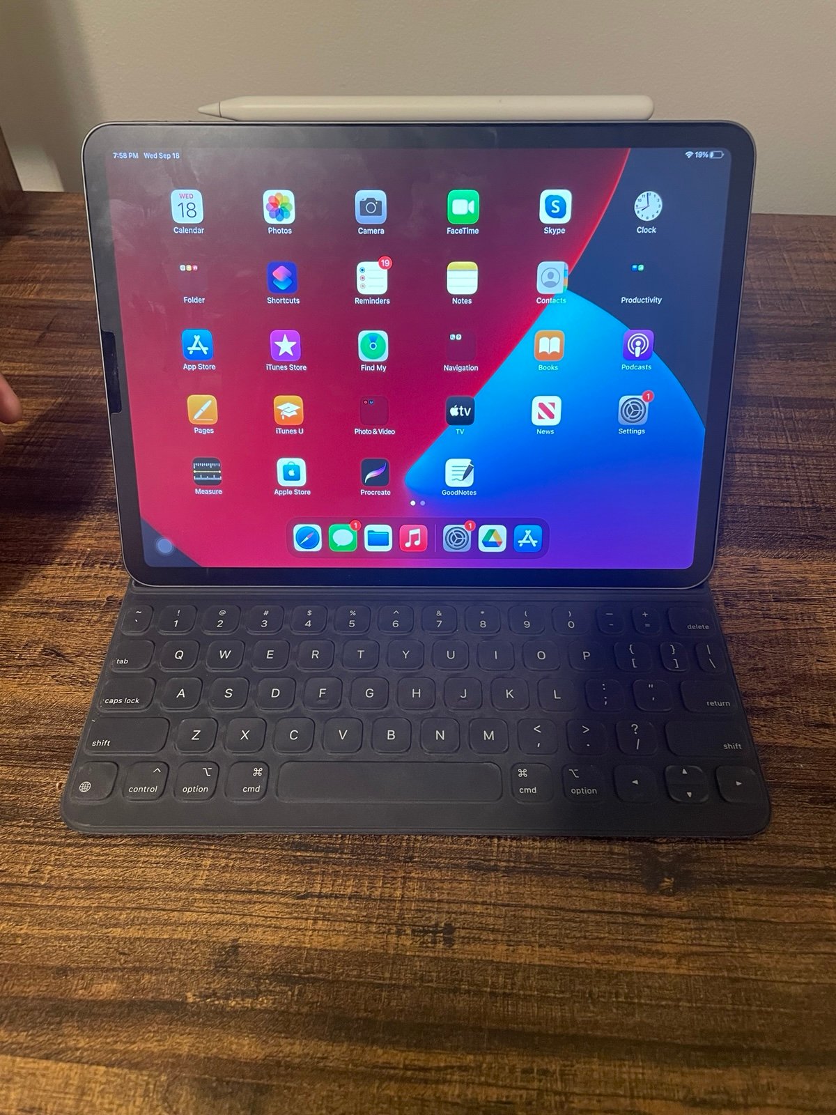 Apple iPad Pro 11in w/Keybord Folio+Apple Pencil - 64 GB Space Gray 1st Gen 2018 9E99