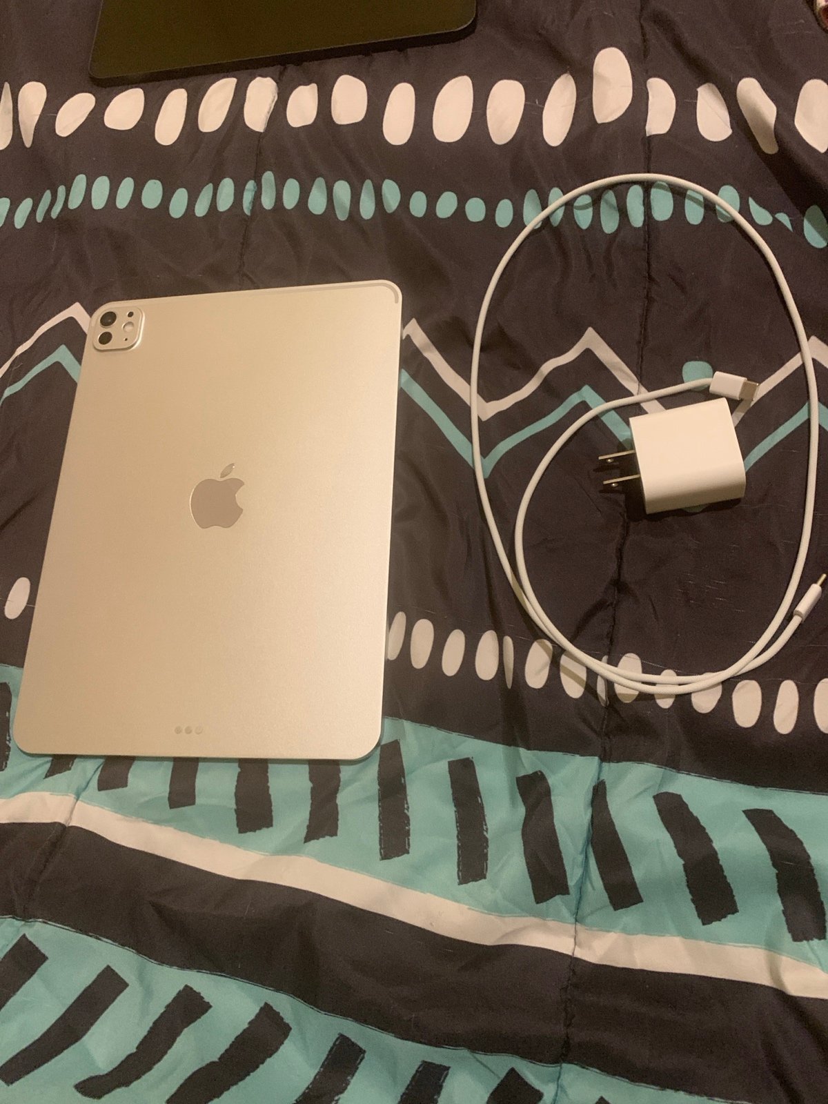 Apple iPad Pro 11 inch M4 512gb SILVER (PRICE IS NEGOTIABLE) 5A36