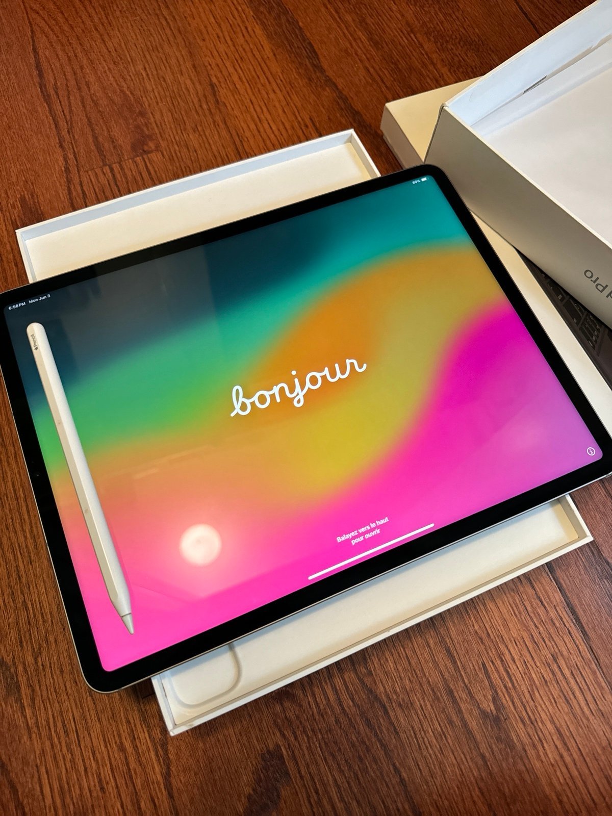 iPad Pro 12.9 6th Gen WiFi + Cellular 128GB Bundle 9U39