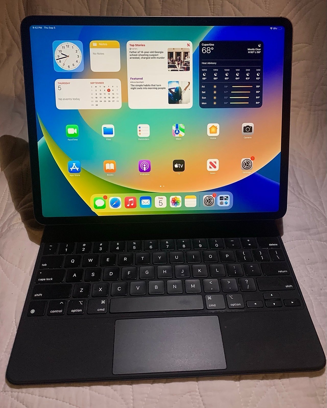Apple iPad Pro 3rd Generation 12.9 inch + Cellular and Keyboard 8C82