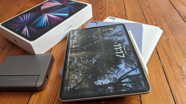 Apple iPad Pro 11-inch with accessories 5P13