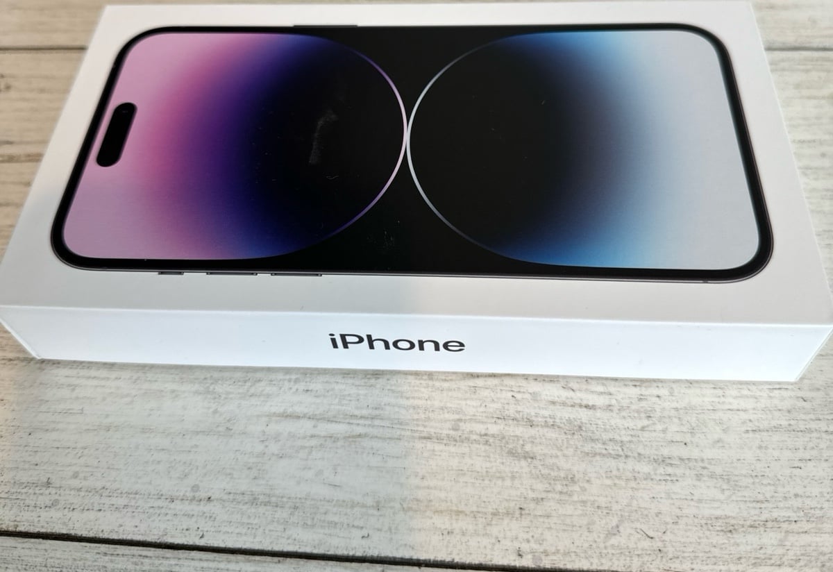 iphone 14 pro max phone 128GB with 20W Apple rapid charger 9C21