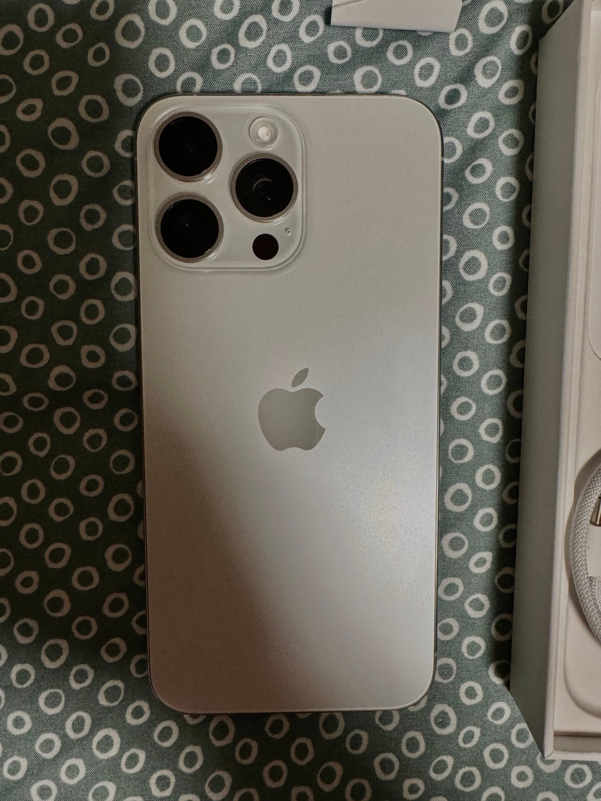 Apple iphone 15 pro max unlocked 1TB 7U72