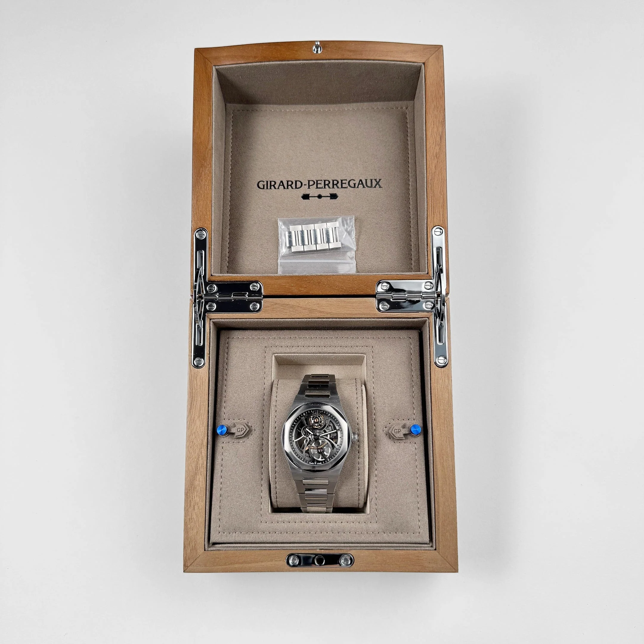 Girard Perregaux Laureato Skeleton 81015-11-001-11A Stainless Steel