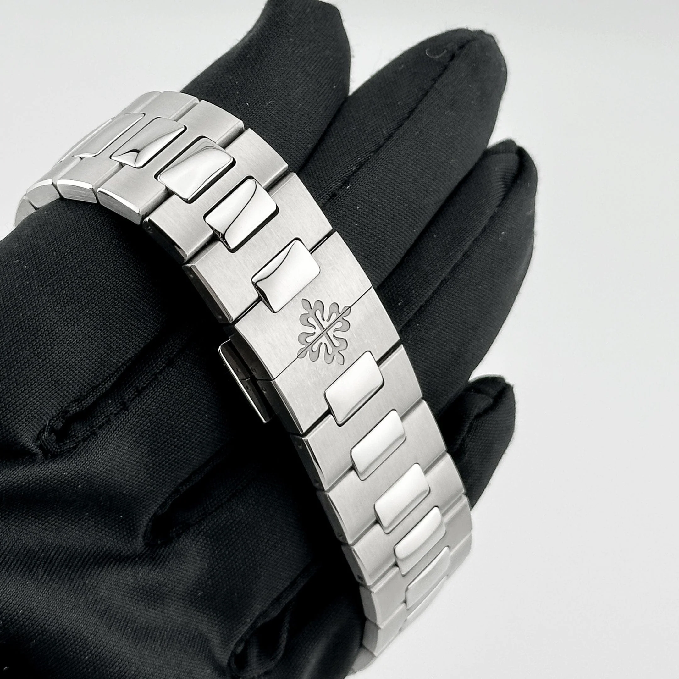 Patek Philippe Cubitus 5821/1A-001 Stainless Steel Green Dial (2025)