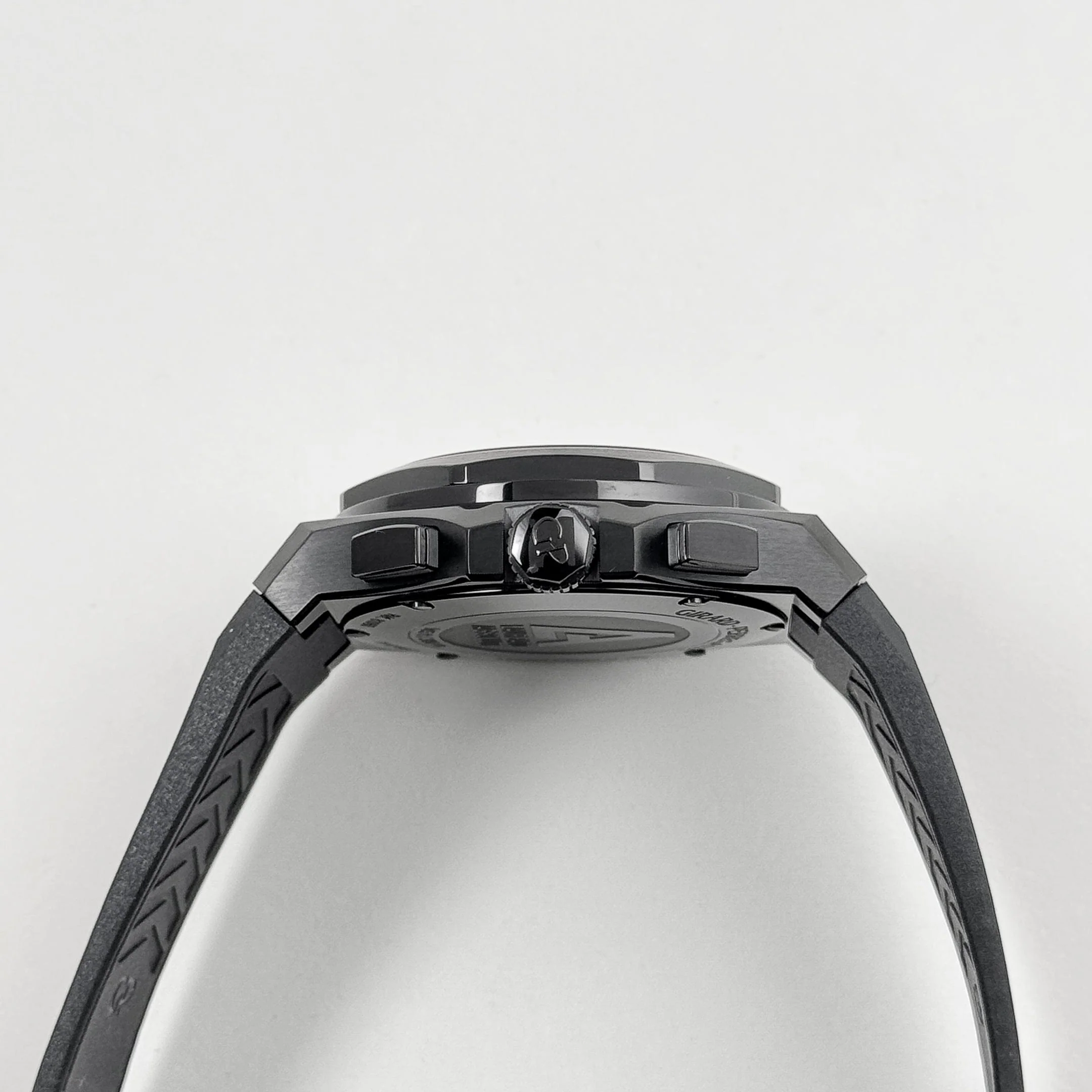 Girard Perregaux Laureato Absolute Gold Fever 81060-21-492-FH3A Titanium PVD