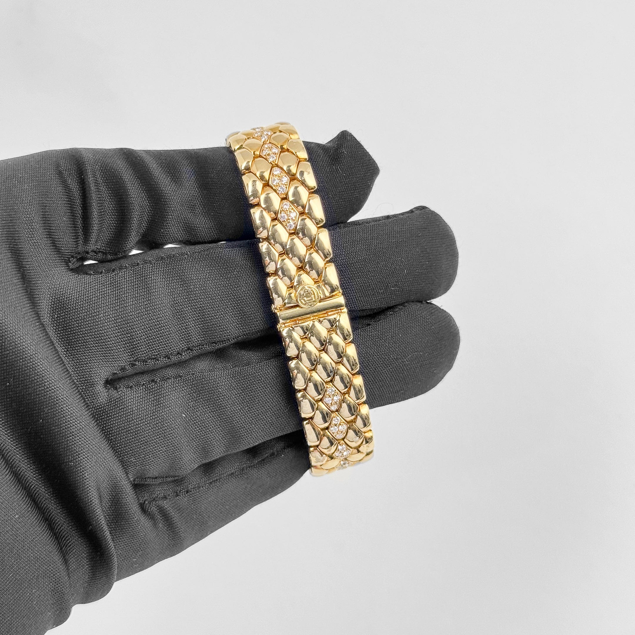 Van Cleef & Arpels Classique 13607B2 Yellow Gold White Dial Diamonds Quartz