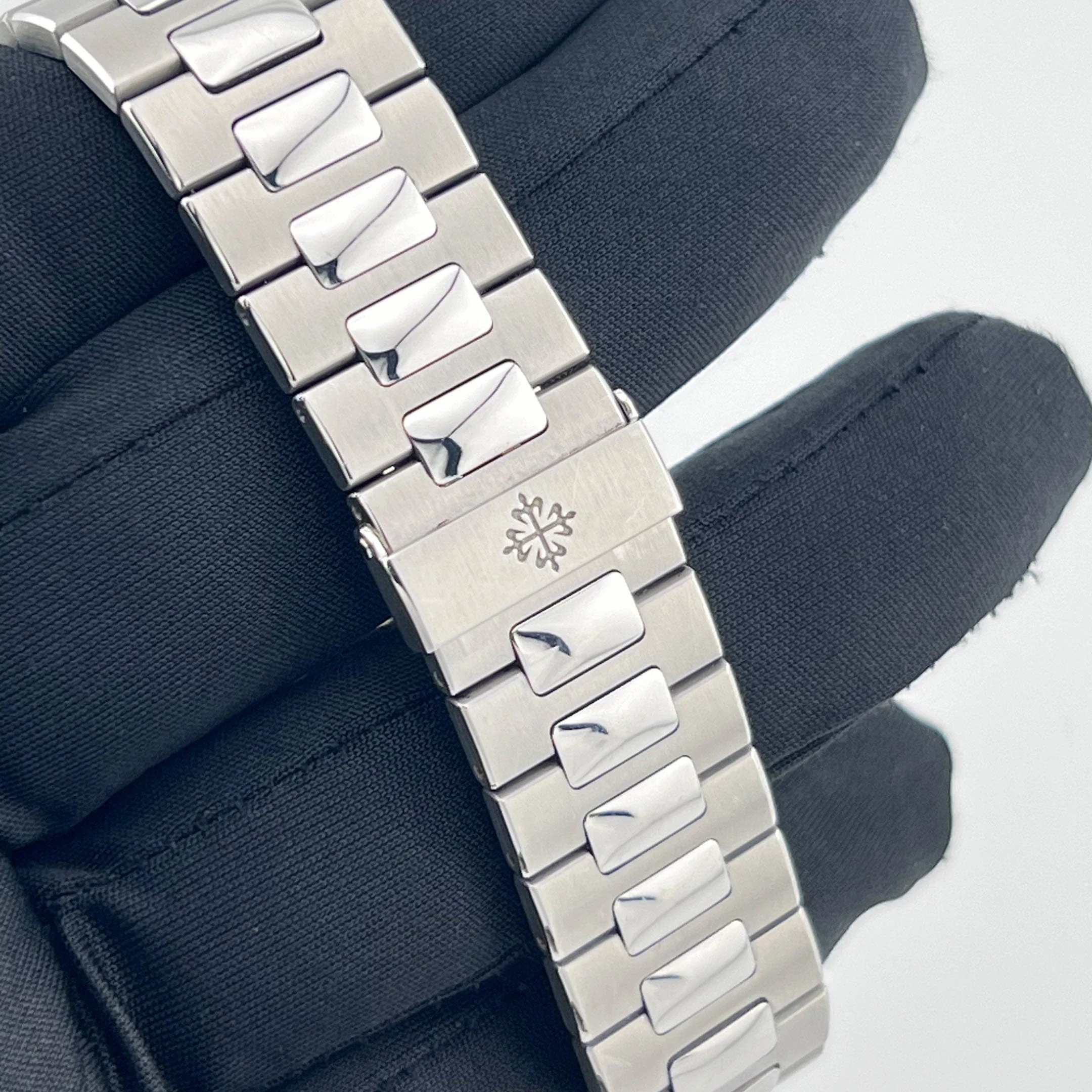 Patek Philippe Nautilus 5990/1A-001 Travel Time Chronograph (2018)