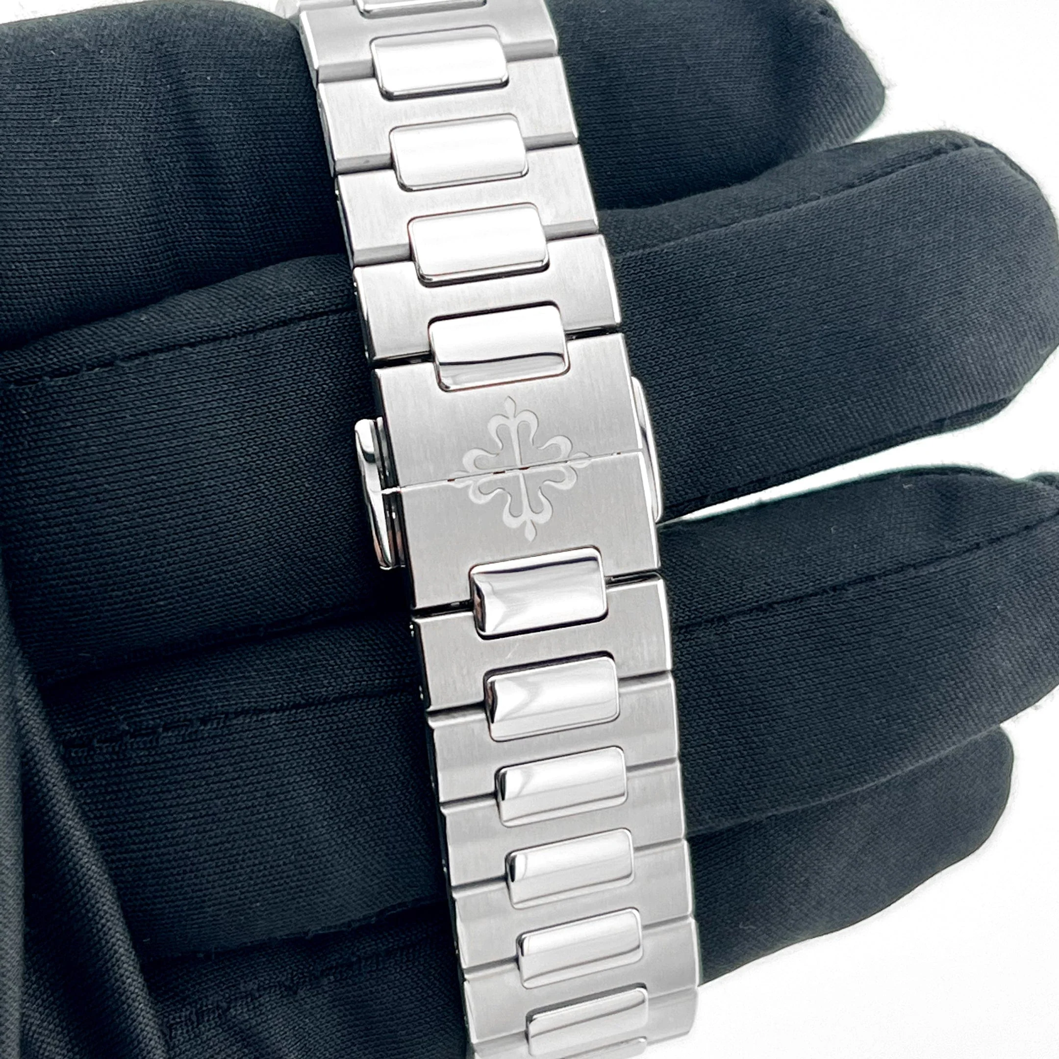 Patek Philippe Nautilus 7118/1200A-001 'Ladies' Blue Dial Diamond Bezel (2022)