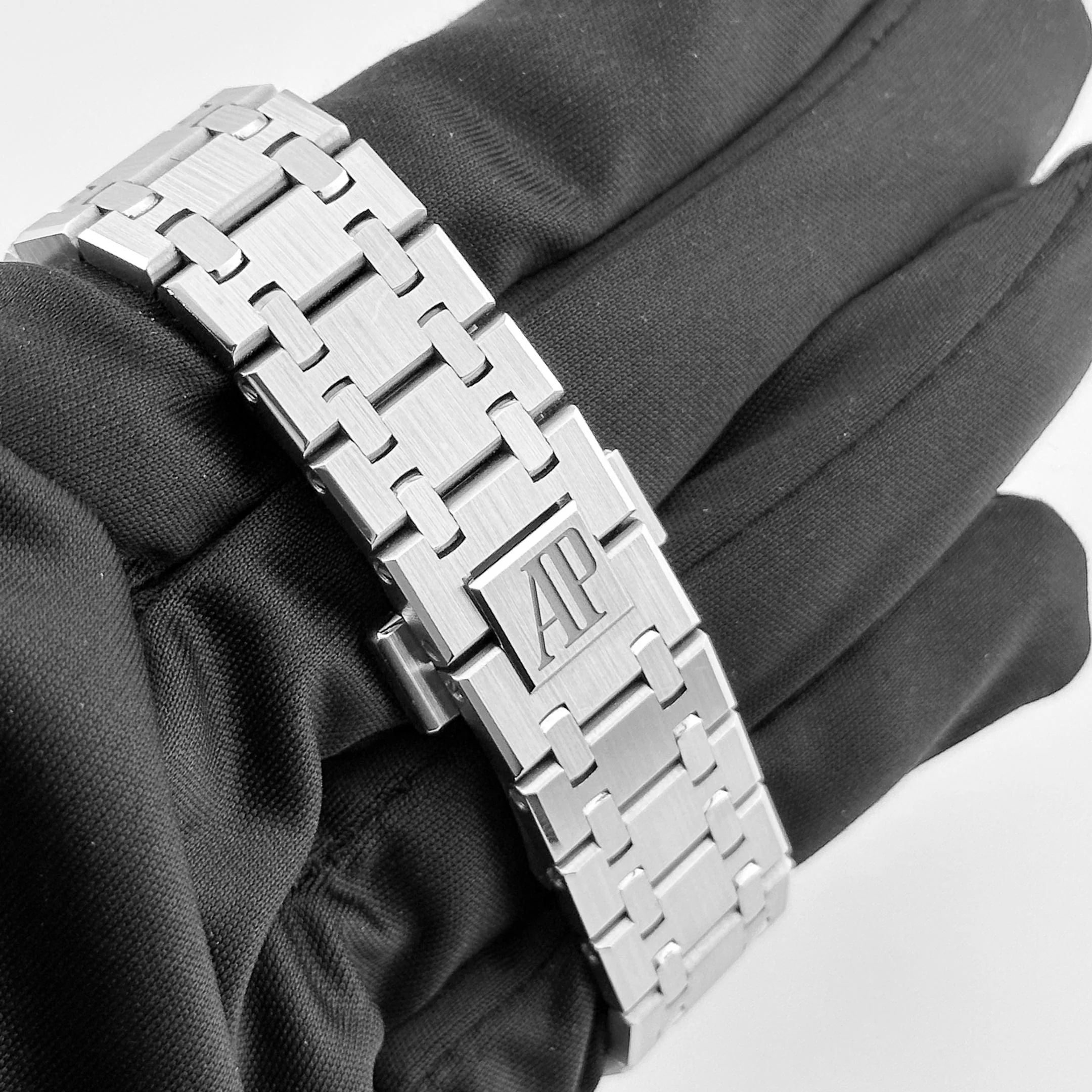 Audemars Piguet Royal Oak 15551ST.ZZ.1356ST.04 Selfwinding Stainless Steel Ice Blue Dial Diamond Bezel (2024)