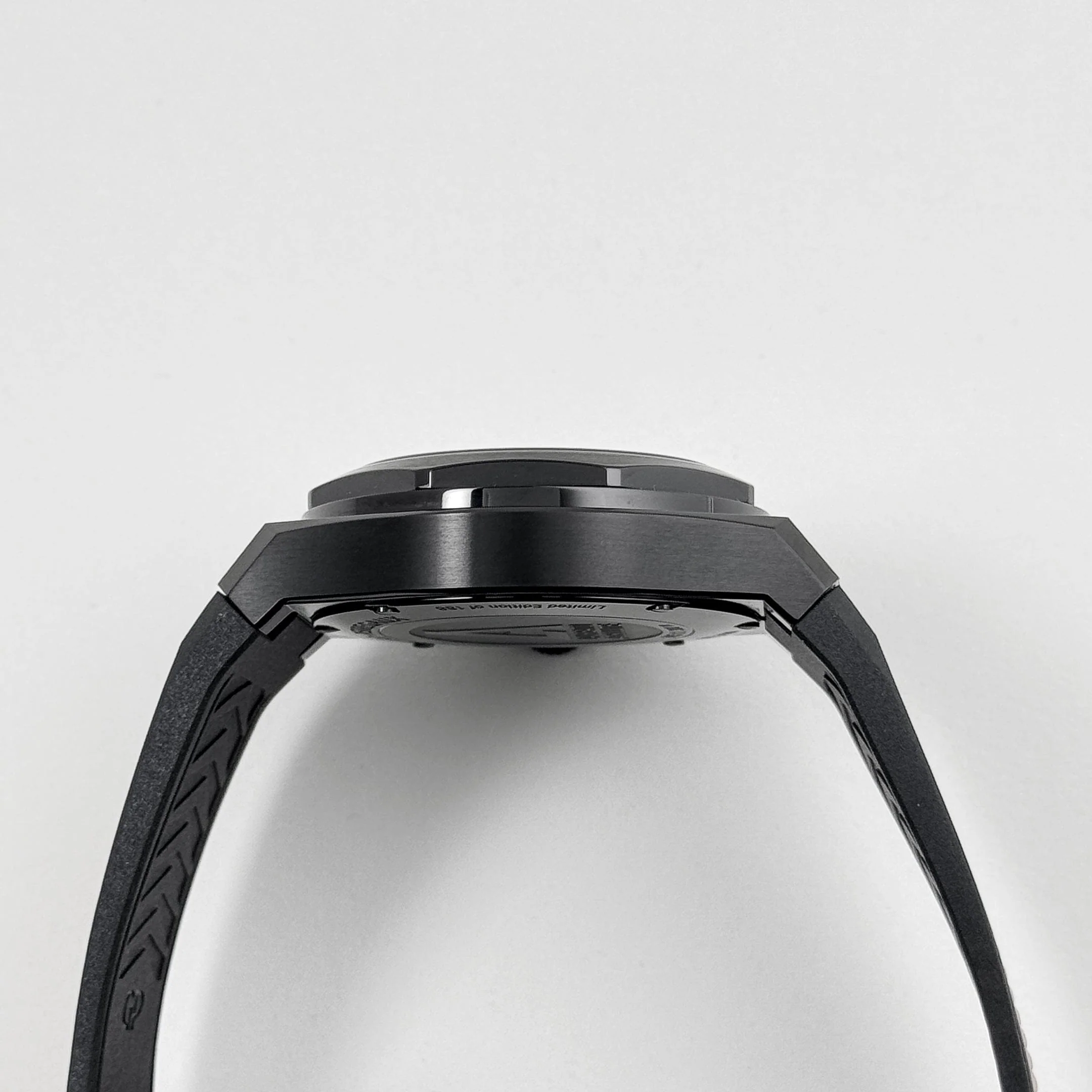 Girard Perregaux Laureato Absolute Gold Fever 81060-21-492-FH3A Titanium PVD