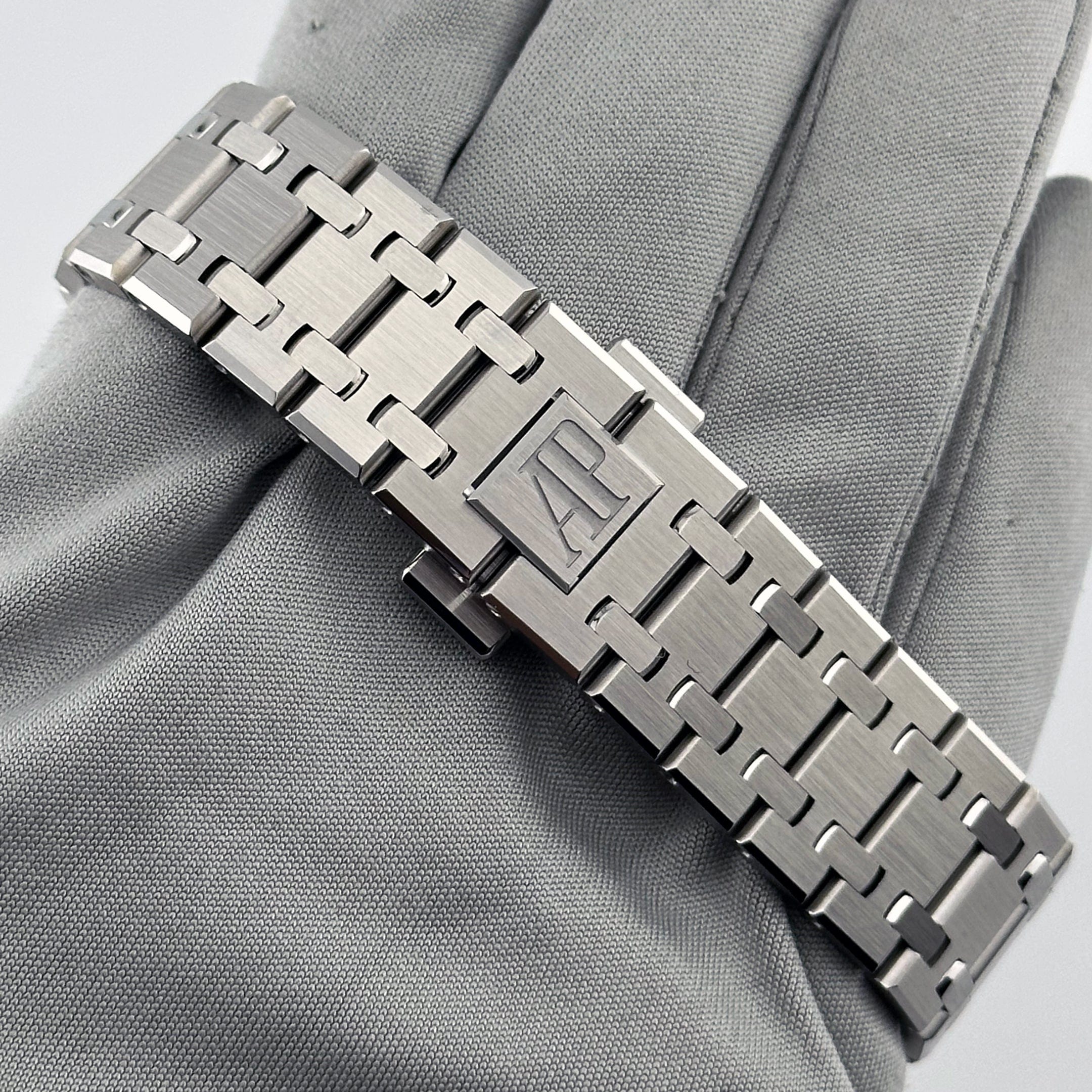 Audemars Piguet Royal Oak 77350ST.OO.1261ST.01 Stainless Steel Silver-Toned Dial