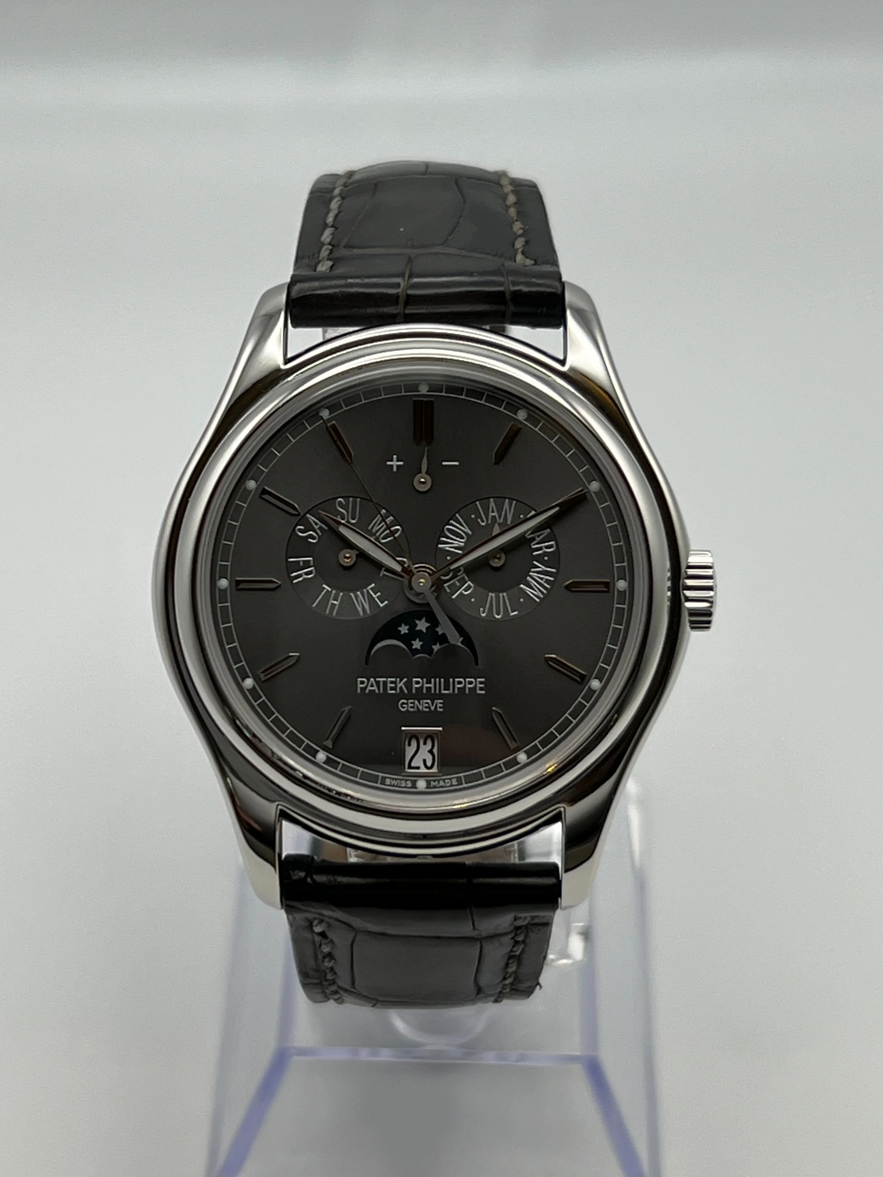 Patek Philippe Complications 5146P-001 Annual Calendar Platinum Grey Dial (2017)