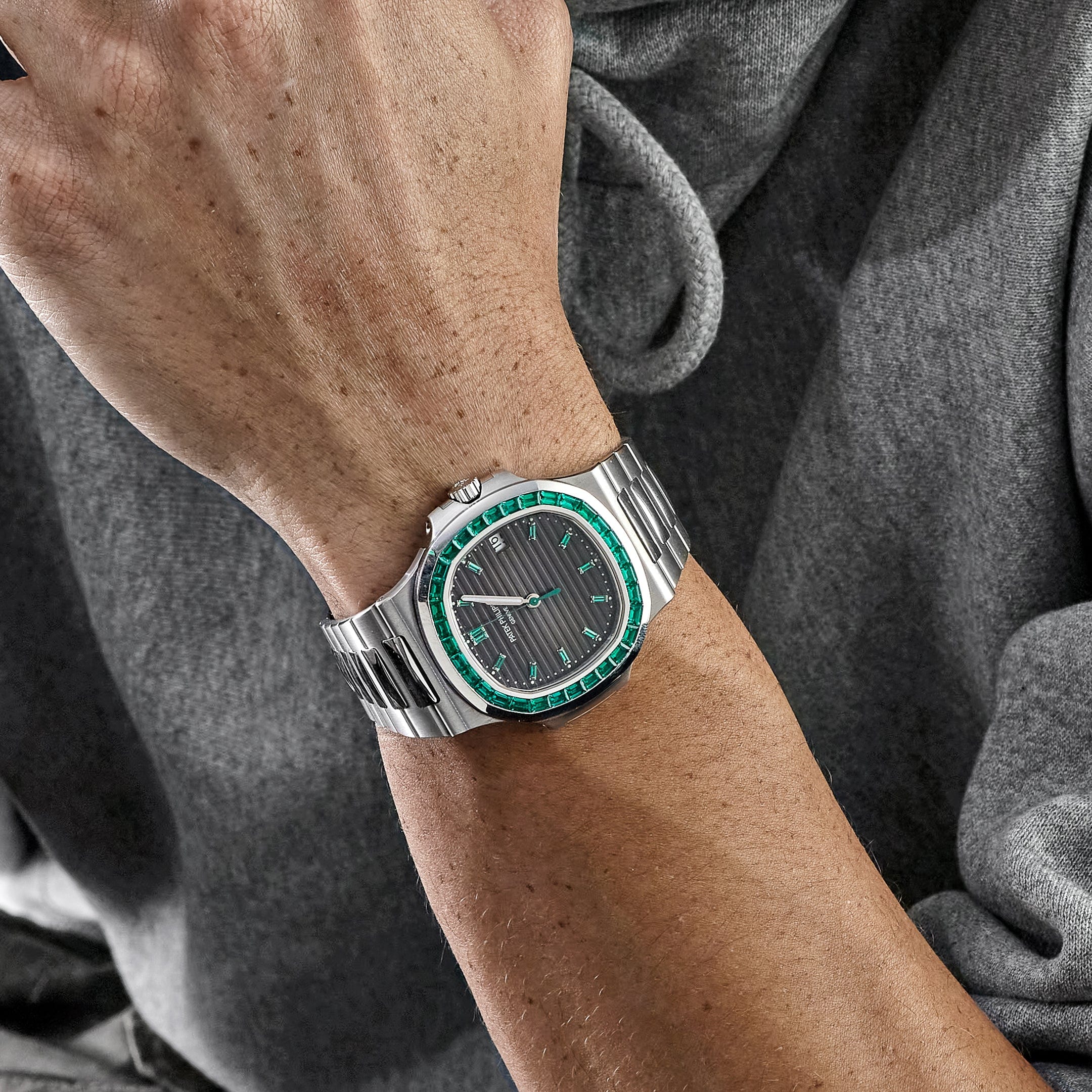 Patek Philippe Nautilus 5711/113P-001 Platinum Emeralds Black Dial