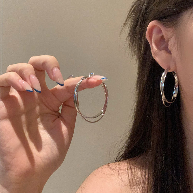 Pretty girl earrings, silver and gold, killing the whole room.