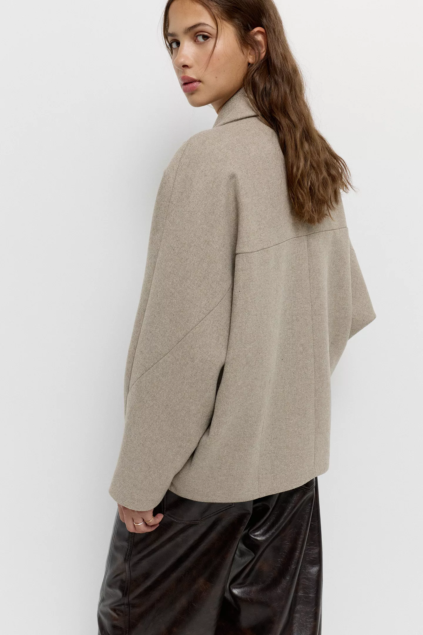 Short felt texture coat with voluminous sleeves