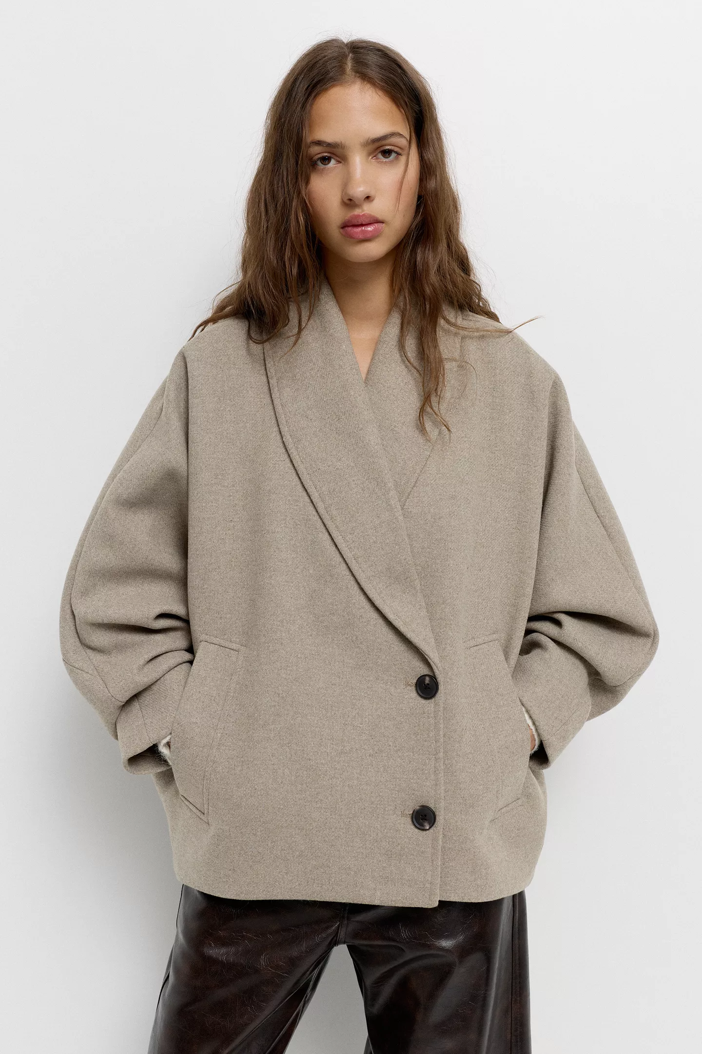 Short felt texture coat with voluminous sleeves