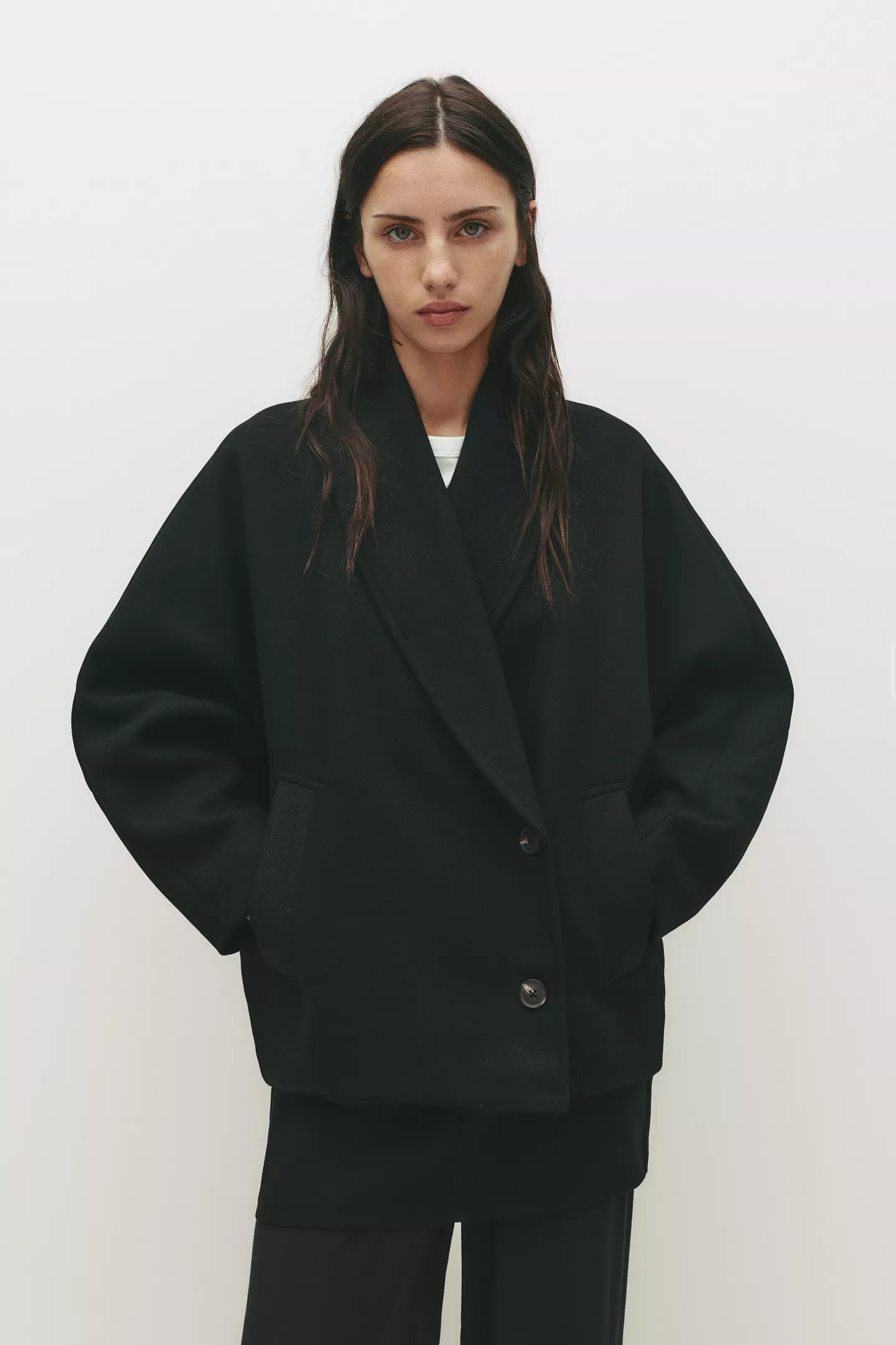 Short felt texture coat with voluminous sleeves