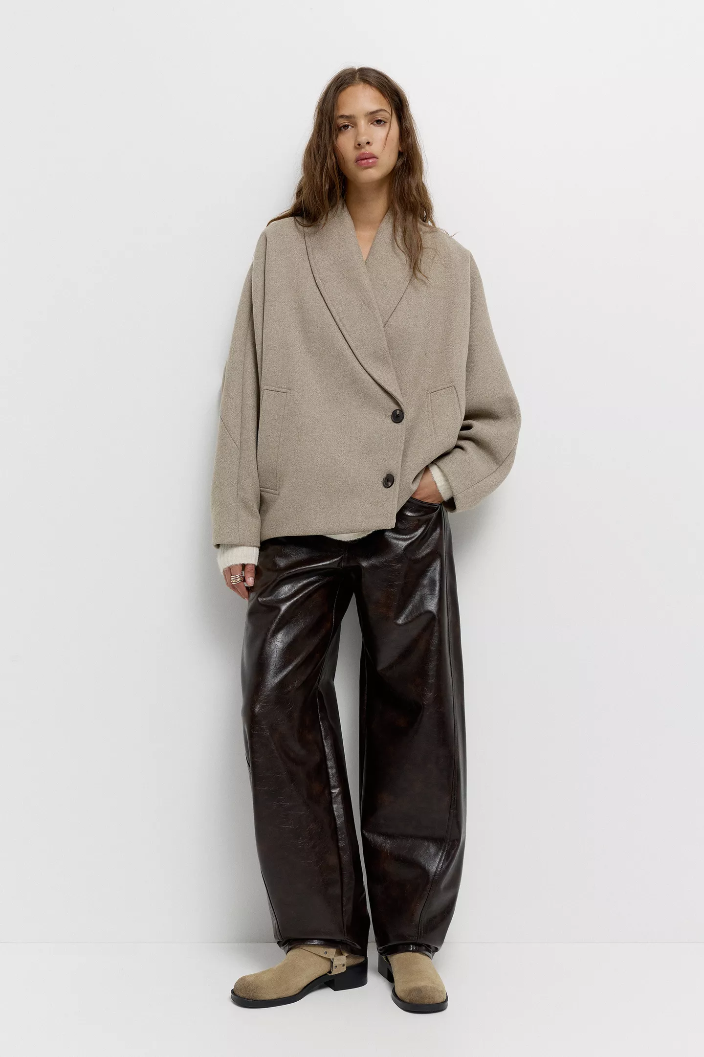 Short felt texture coat with voluminous sleeves