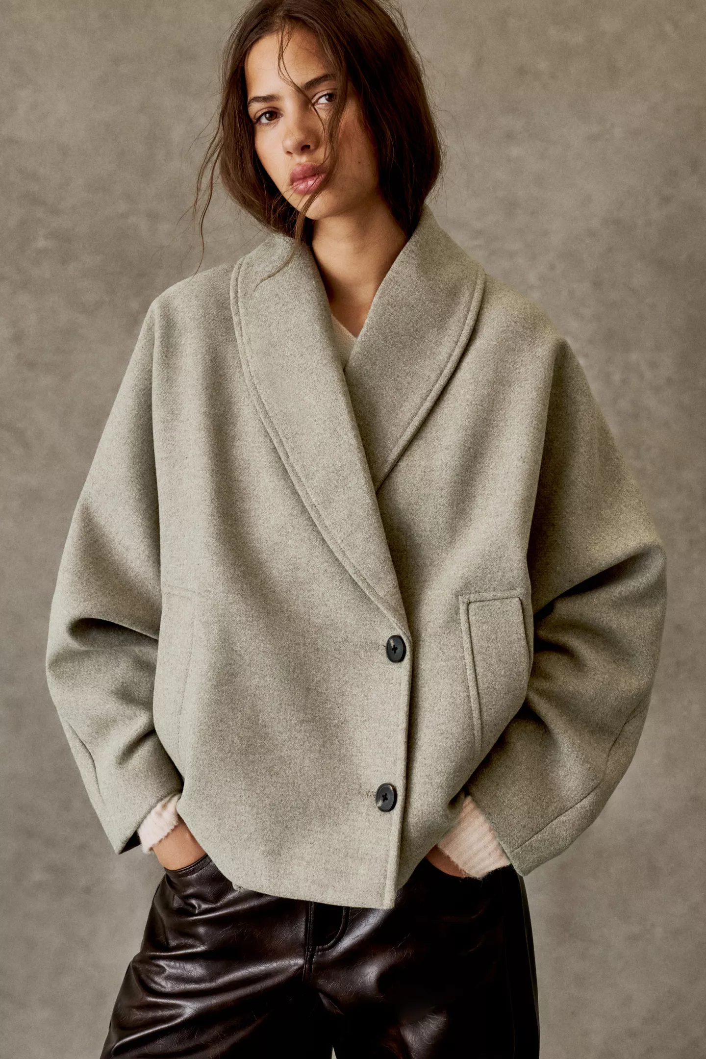 Short felt texture coat with voluminous sleeves