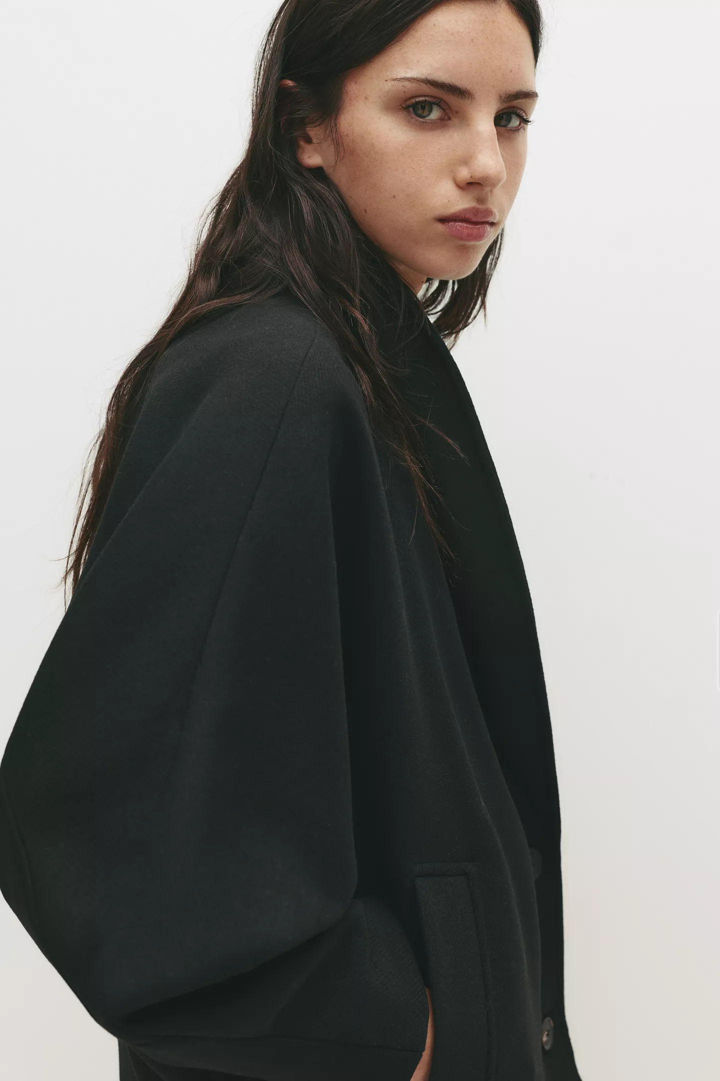 Short felt texture coat with voluminous sleeves