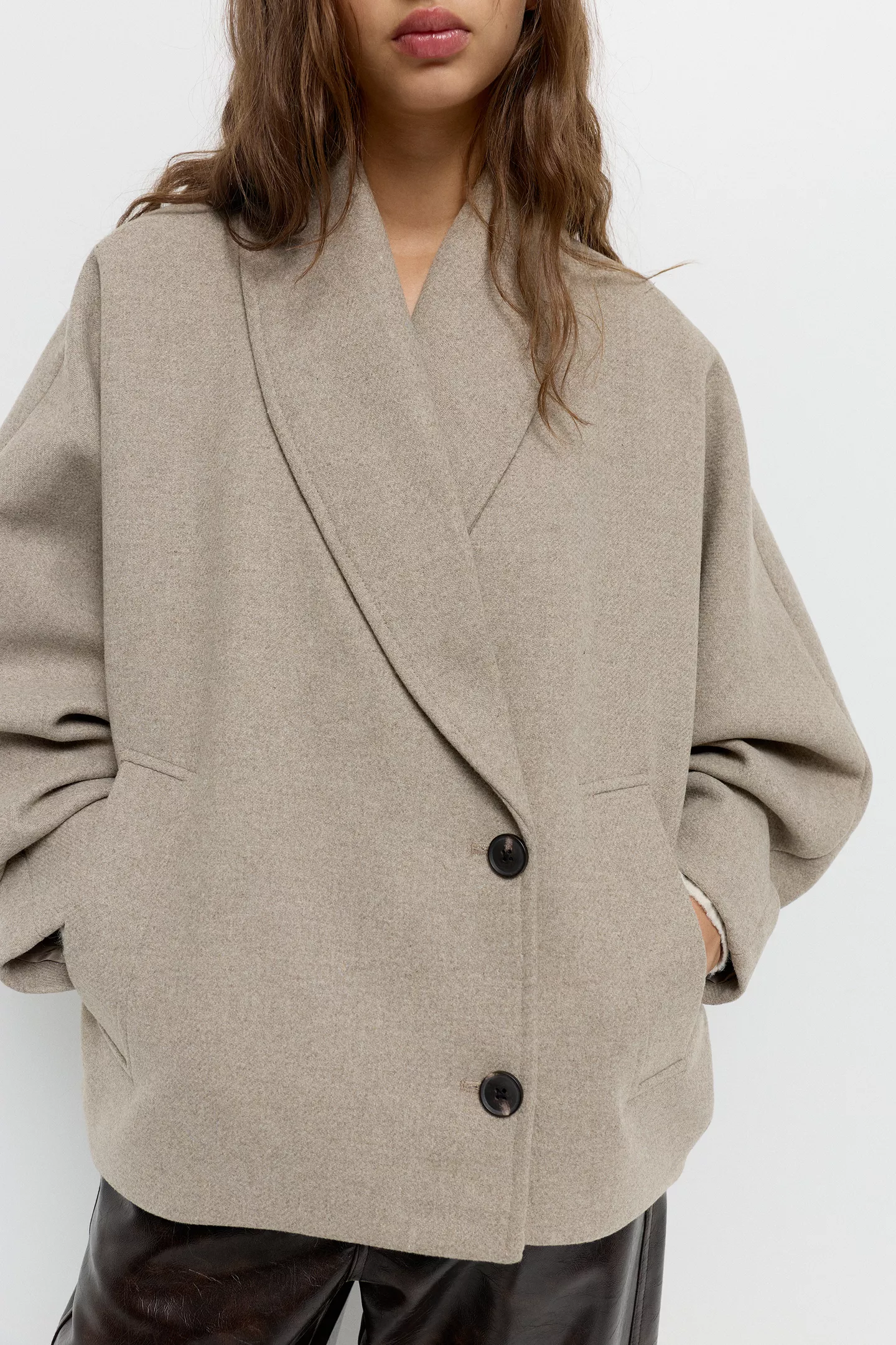 Short felt texture coat with voluminous sleeves