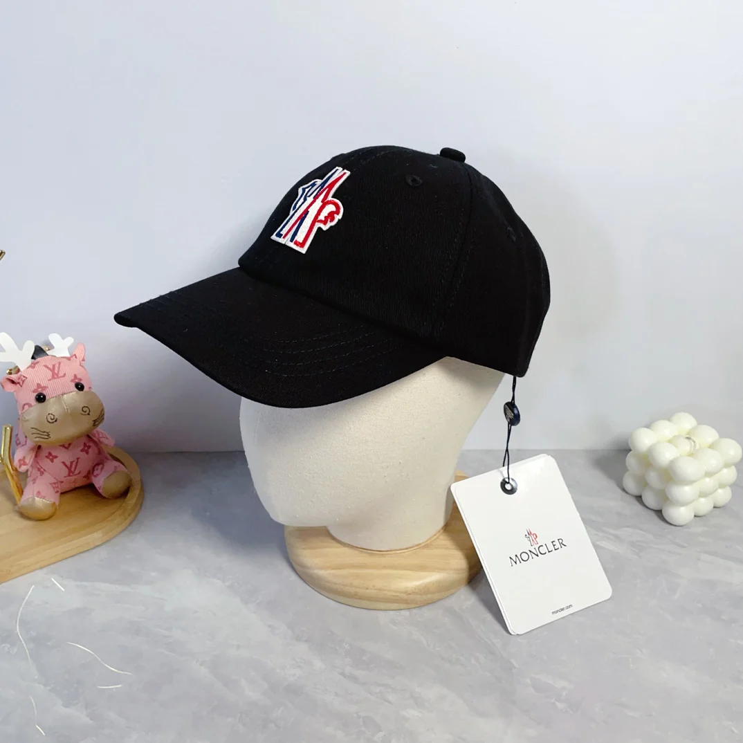 Fashionable embroidered baseball cap