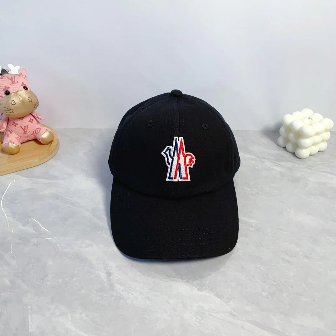 Fashionable embroidered baseball cap