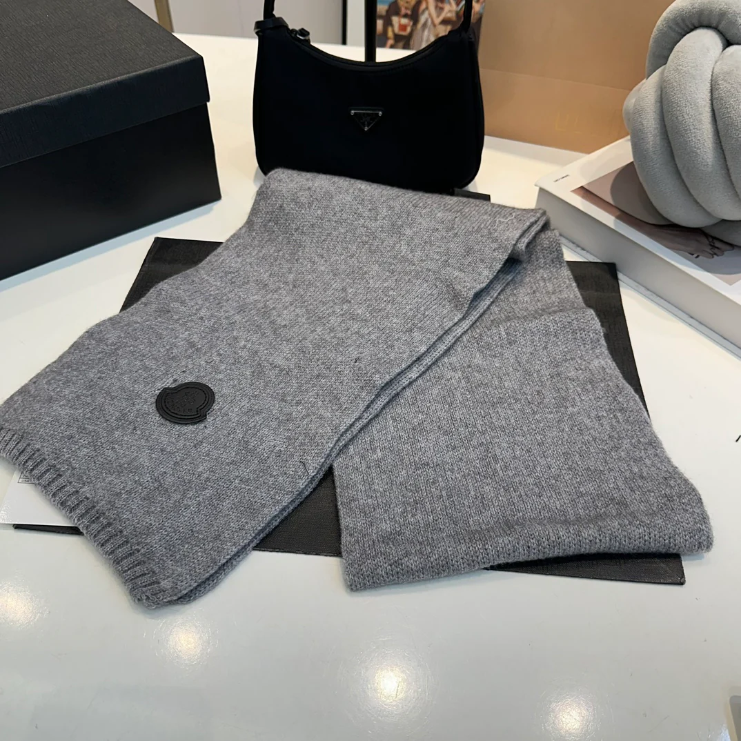 Leather label knitted scarf hat gloves set