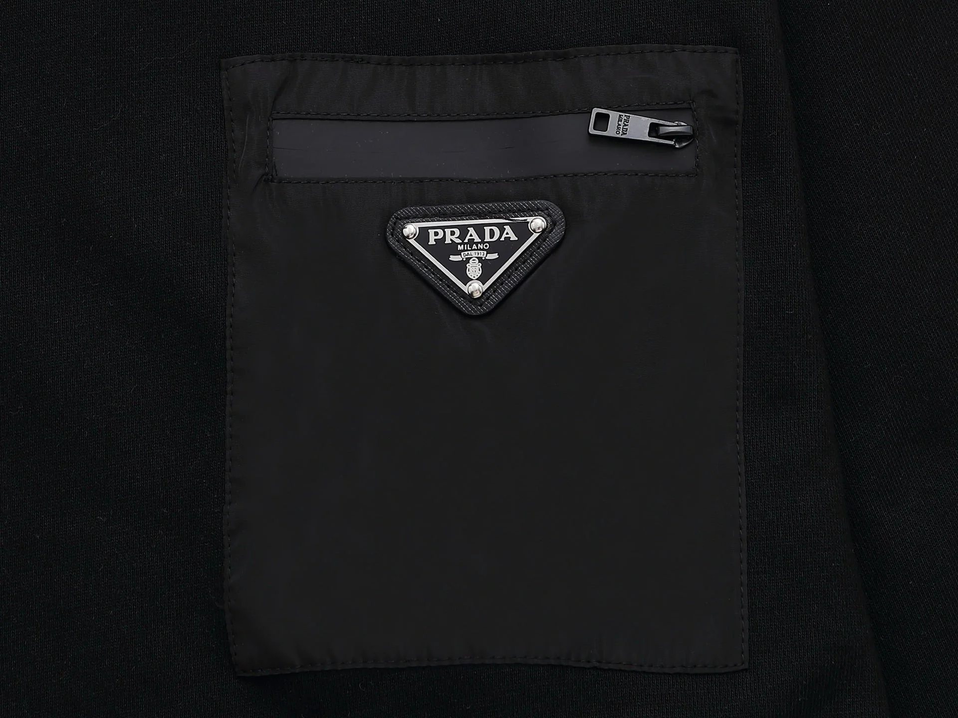 Pocket embroidered sweatshirt