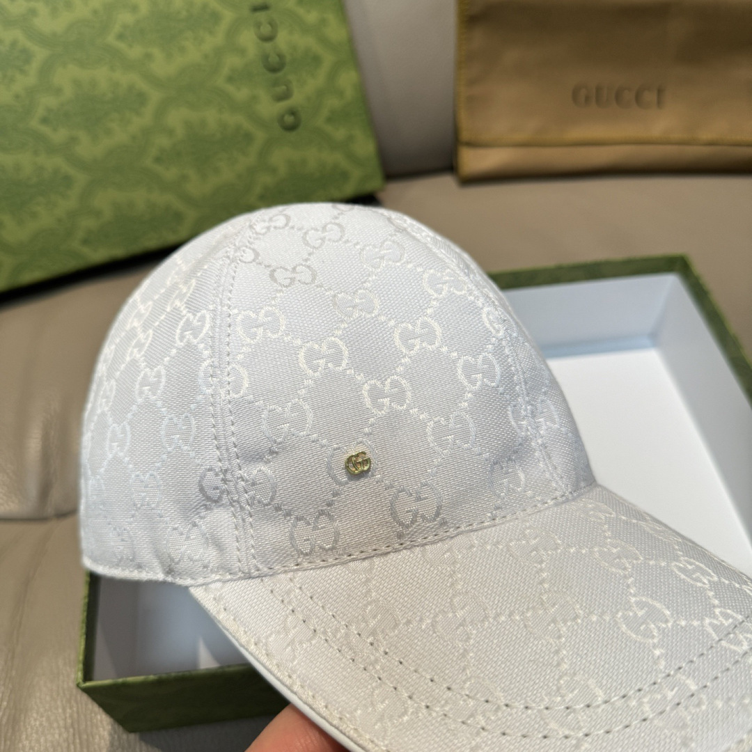 Unique metal emblem baseball cap