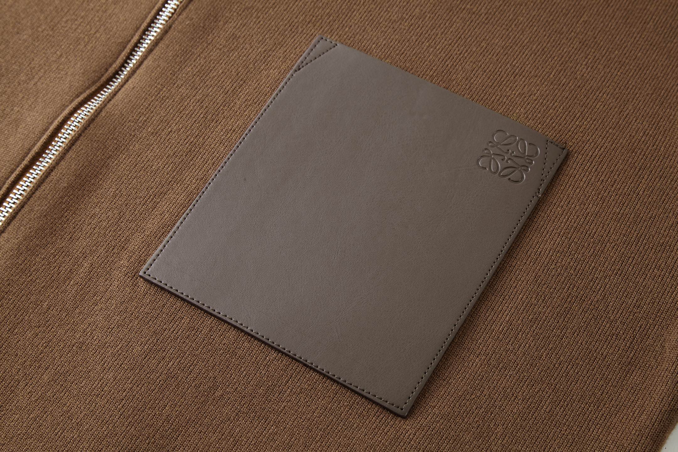 Leather-label pocket knit hooded jacket