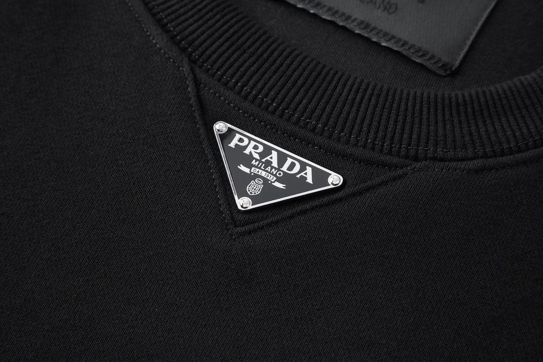 Triangular logo crewneck sweatshirt