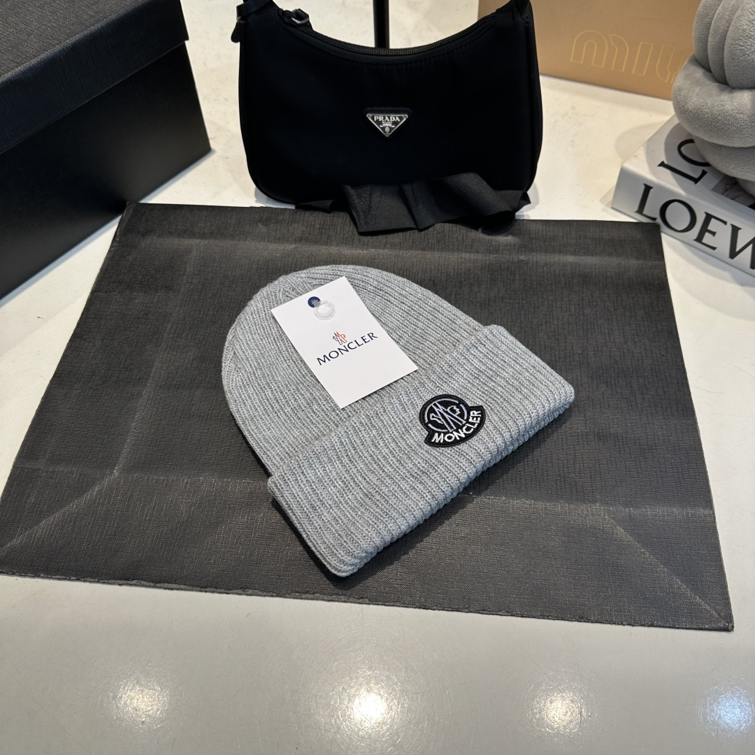 Stylish embroidered cashmere beanie