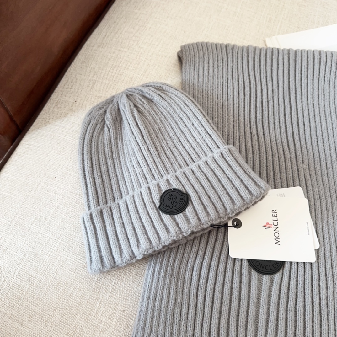 Silicone logo knitted scarf and hat set