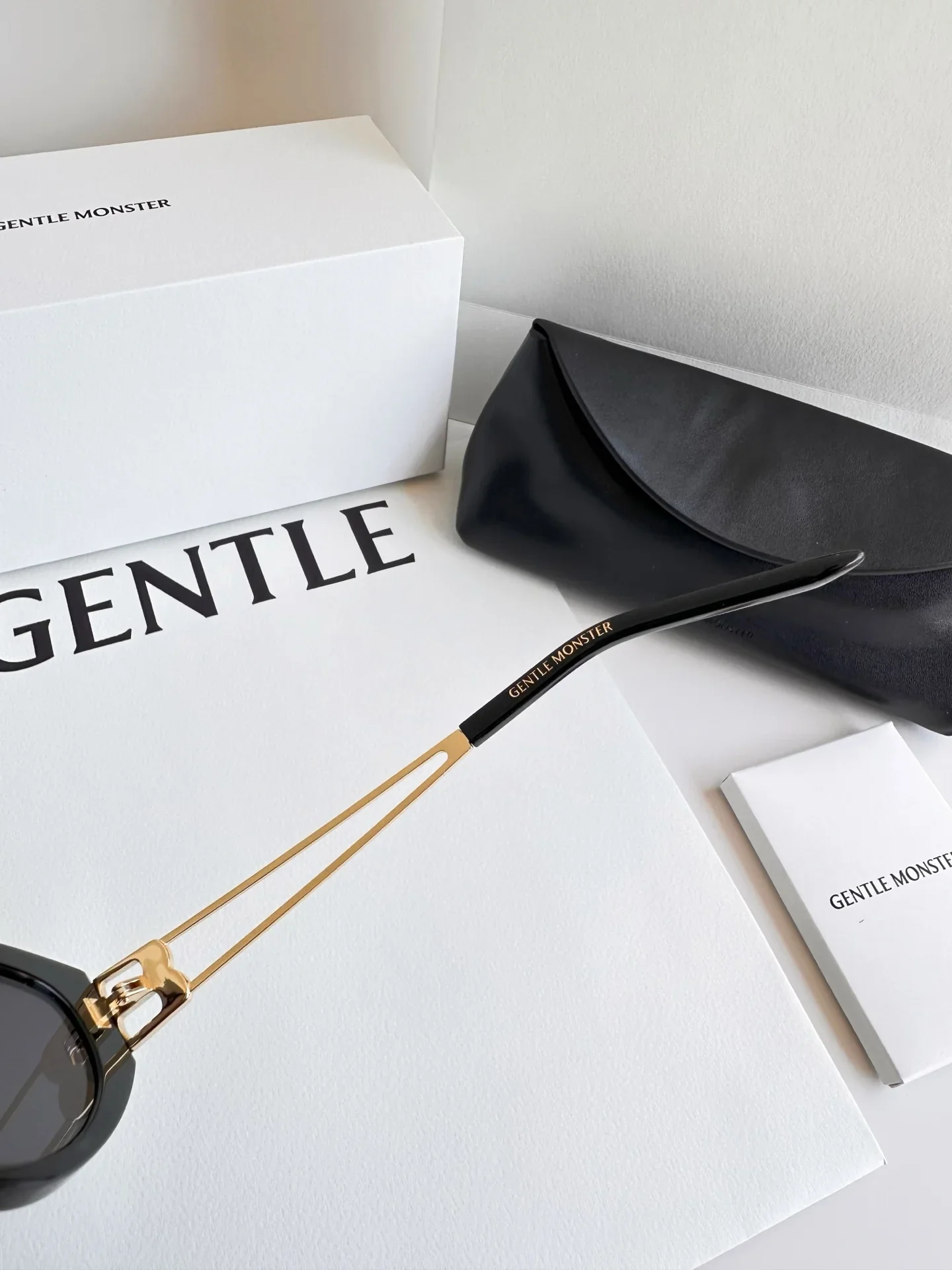 Cat-eye sunglasses with high-definition nylon lenses and metal temples