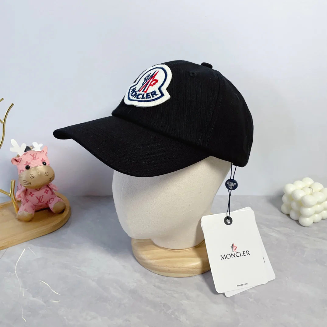 Stylish embroidered baseball cap