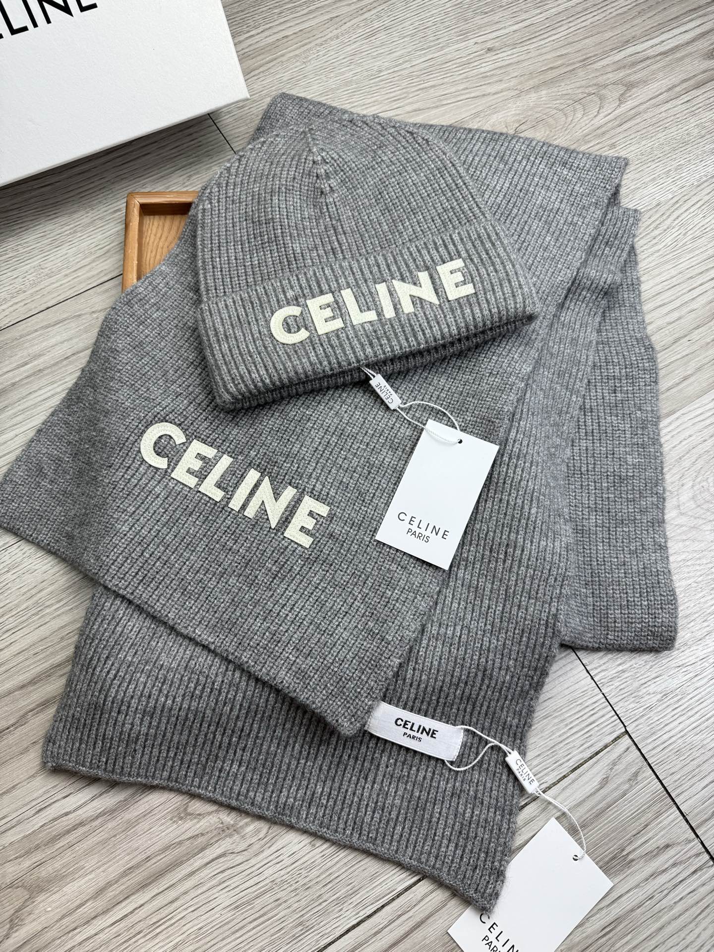 Leather logo knitted scarf and hat set