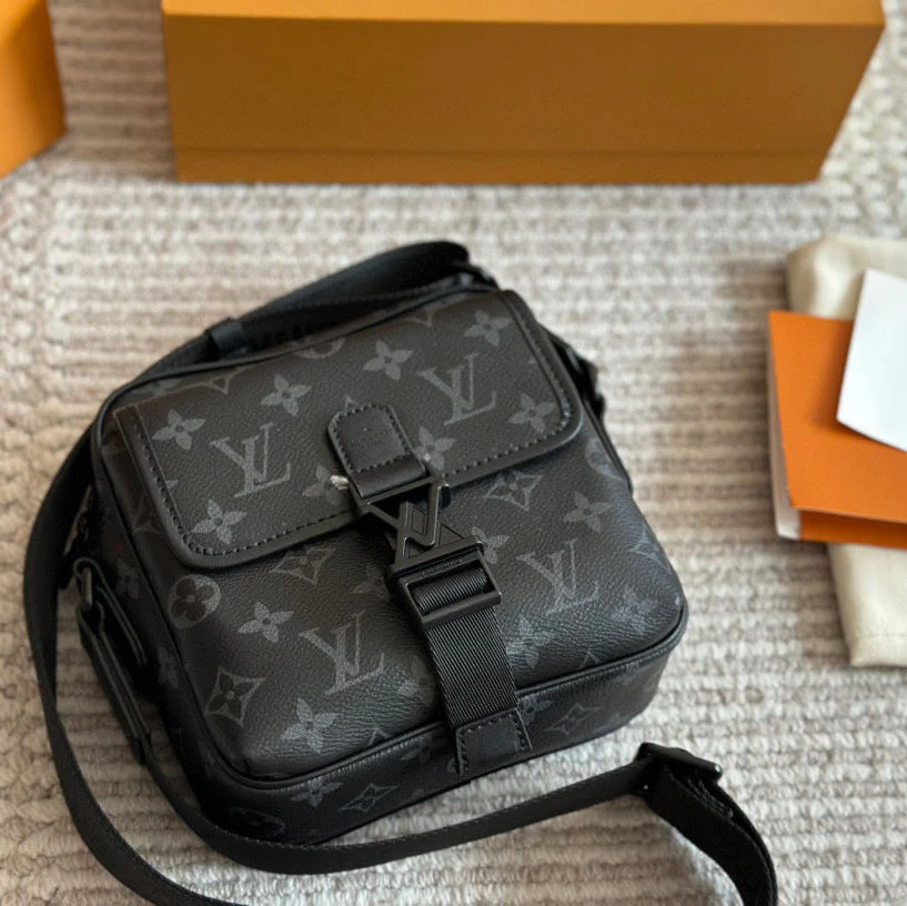 Black Floral Men's Classic Messenger Bag