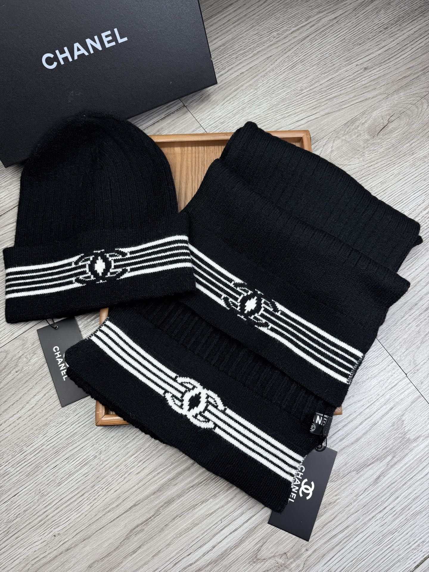 Jacquard knit scarf and hat set